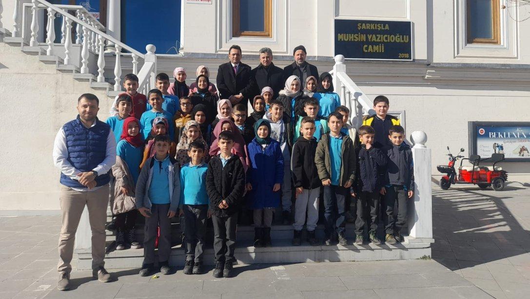 İlçe Milli Eğitim Müdürümüz Sayın Ekrem YURT, Kahraman Köseoğlu İlkokulu idareci ve öğretmenleriyle ÇEDES Projesi kapsamında Muhsin Yazıcıoğlu Camii'ye ziyarette bulundular. 