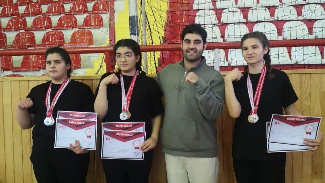 2023-2024 Eğitim-Öğretim Yılı Sivas Yıldızlar Bilek Güreşi Müsabakası'nda Gürçayır İlkokulu/Ortaokulu öğrencileri 6 madalya kazandı.