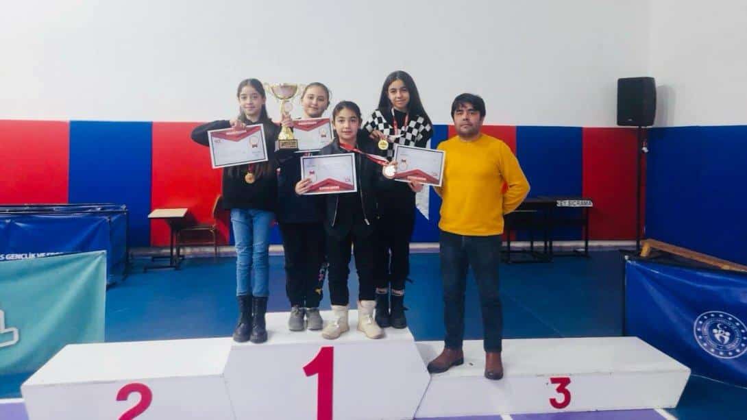 İlçemiz Anafartalar Ortaokulu 17-18 Şubat tarihlerinde düzenlenen Okul Sporları Satranç Turnuvası Küçükler Kategorisinde İL ŞAMPİYONU olarak,12 İlin katılacağı Bölge Turnuvasında Sivas ilimizi temsil etme hakkını kazanmıştır.