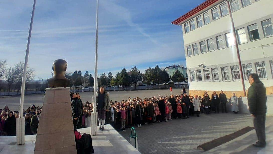 İlçe Milli Eğitim Müdürümüz Sayın Ekrem YURT ve Şube Müdürlerimiz, bugünkü mesailerine Atatürk İlkokulunda bayrak törenine katılarak başladılar. 
