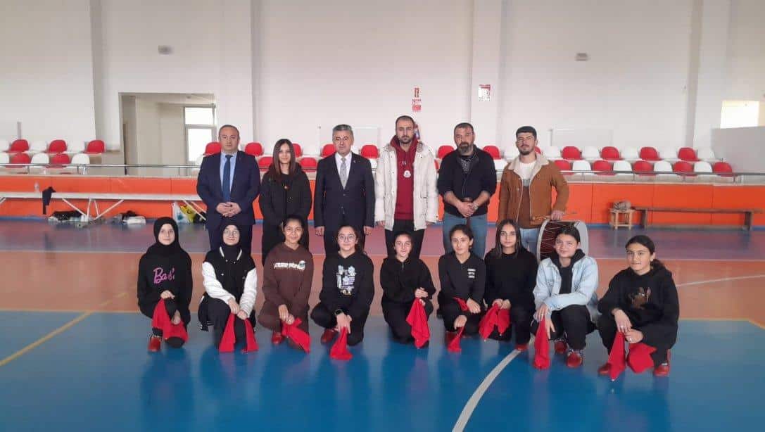 İlçe Milli Eğitim Müdürümüz Sayın Ekrem YURT, Okul Sporları kapsamında Sivas'ta düzenlenecek Halk Oyunları Yarışmalarına katılacak olan Mehmet Emin Tuna Ortaokulu Halk Oyunları Ekibinin çalışmalarını yerinde izleyerek başarılar diledi.