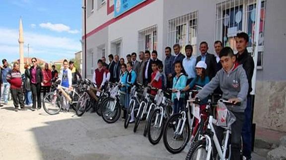 SAĞLIKLI YAŞAM VE FİZİKSEL AKTİVİTELERİN ARTIRILMASI PROJE kapsamında  28 bisikletin öğrencilere teslimi yapıldı.