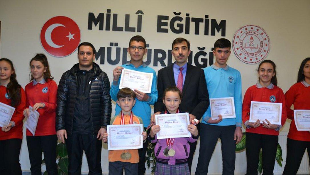  Milli Eğitim Müdürümüz Mevlüt Ergen'den Başarılı Öğrencilere Ödül