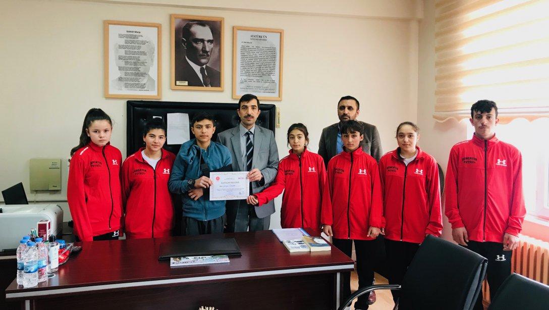 Milli Eğitim Müdürümüz Mevlüt Ergen'den Gürçayır Ortaokulunun Şampiyon Sporcularına  Ziyaret