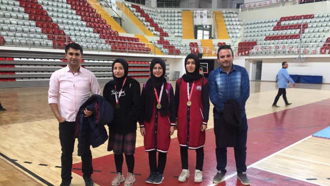 Liselerarası Akıl ve Zeka Oyunları Yarışmasında Şehit Özgür Gencer Kız Anadolu İmam Hatip Lisesi İl Birincisi