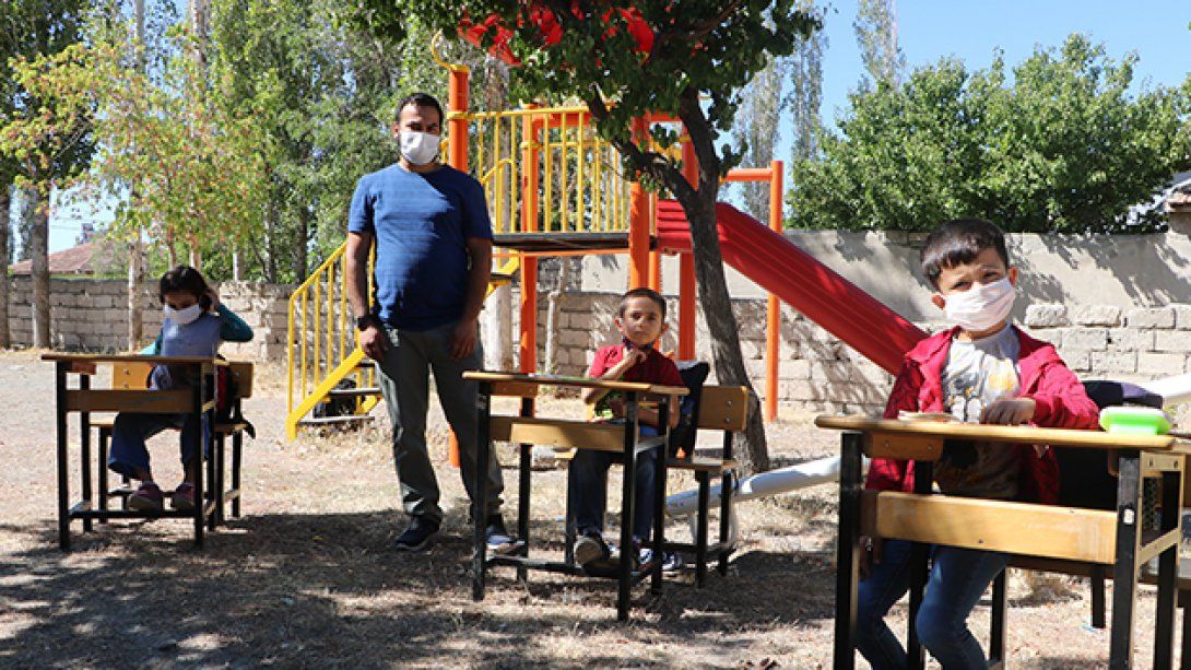 Döllük Şehit Yorulmaz İlkokulu Öğretmeni Okul Bahçesini Sınıfa Dönüştürdü