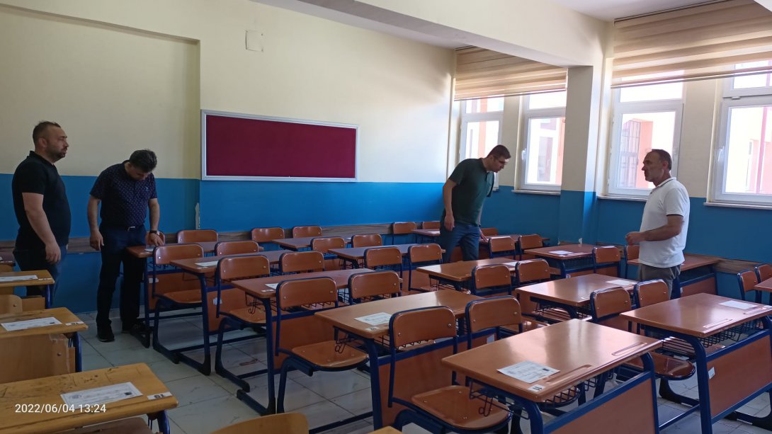 Milli Eğitim Müdürümüz Ekrem YURT ve Şube Müdürümüz Mustafa KARATAŞ LGS  Yapılacak Okullardaki Hazırlıkları İnceledi