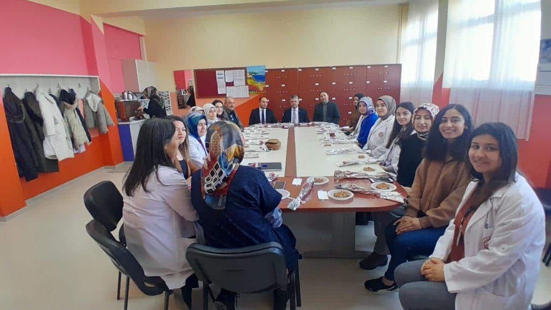 8 Mart Dünya Kadınlar Günü dolayısıyla İlçe Milli Eğitim Müdürümüz Sayın Ekrem YURT  temsili olarak Atatürk İlkokulunu ziyaret etti.