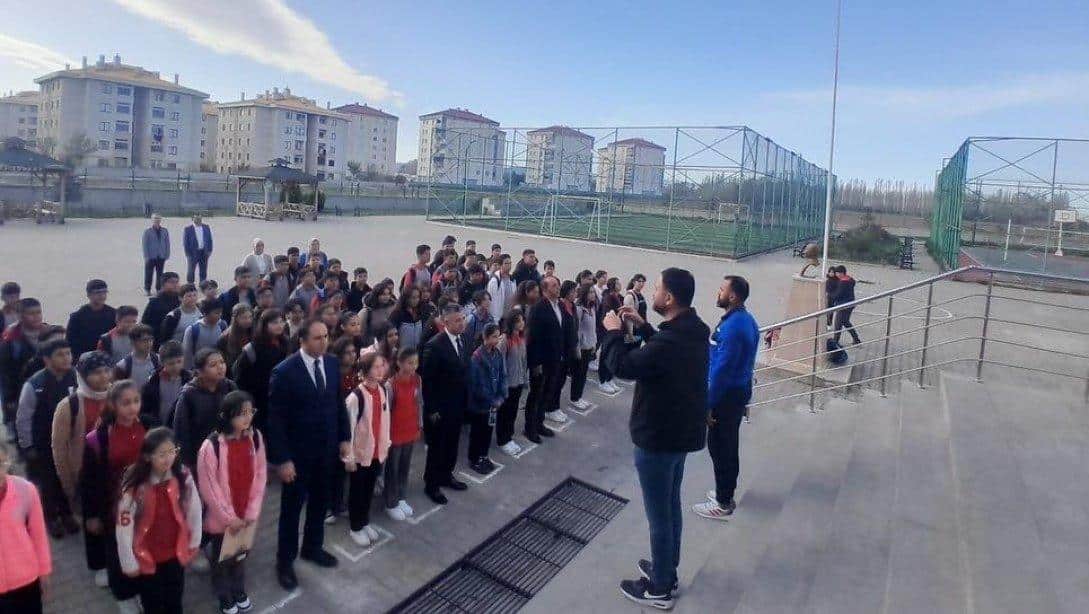 İlçe Milli Eğitim Müdürümüz Sayın Ekrem YURT ve Şube Müdürümüz Sayın Mümin YILMAZ bugünkü mesailerine Şehit Nurcan Karakaya Ortaokulunun bayrak törenine katılarak başladı. 