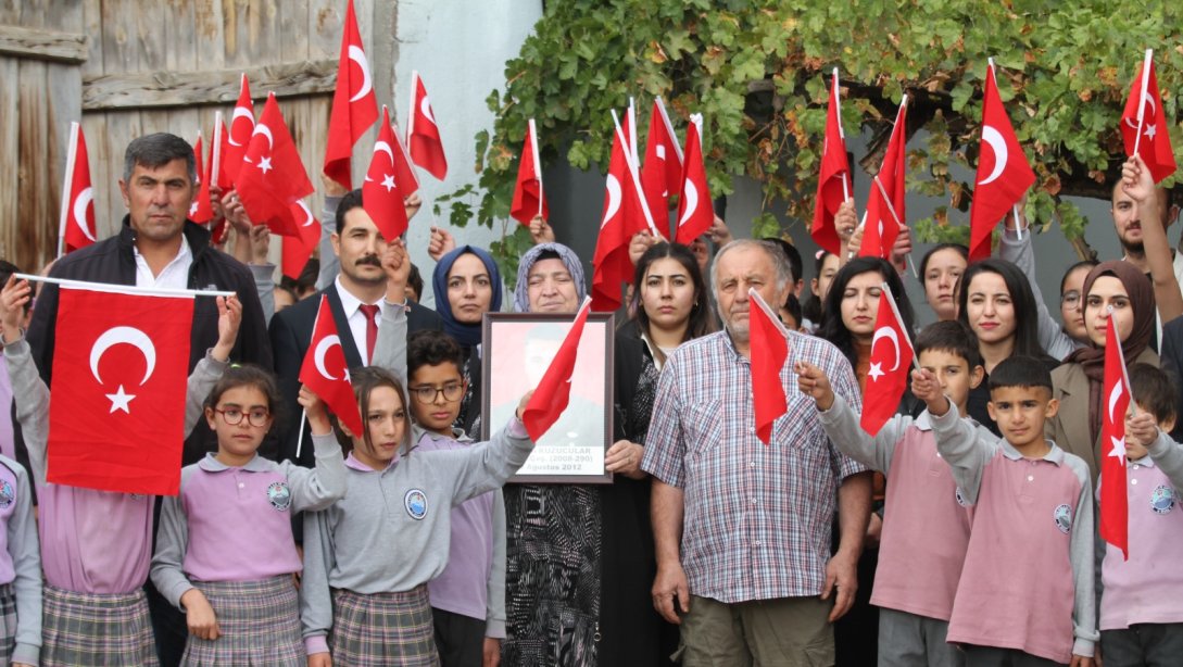 15 Temmuz Demokrasi ve Milli Birlik Günü Etkinlikleri kapsamında Akçakışla Şehit Yıldırım Kuzucular İlkokulu/Ortaokulu öğretmen ve öğrencileri 2012 yılında Şırnak Beytüşşebap'ta şehit düşen Piyade Uzm.Çvş. Yıldırım KUZUCULAR'ın ailesini ziyaret etti.