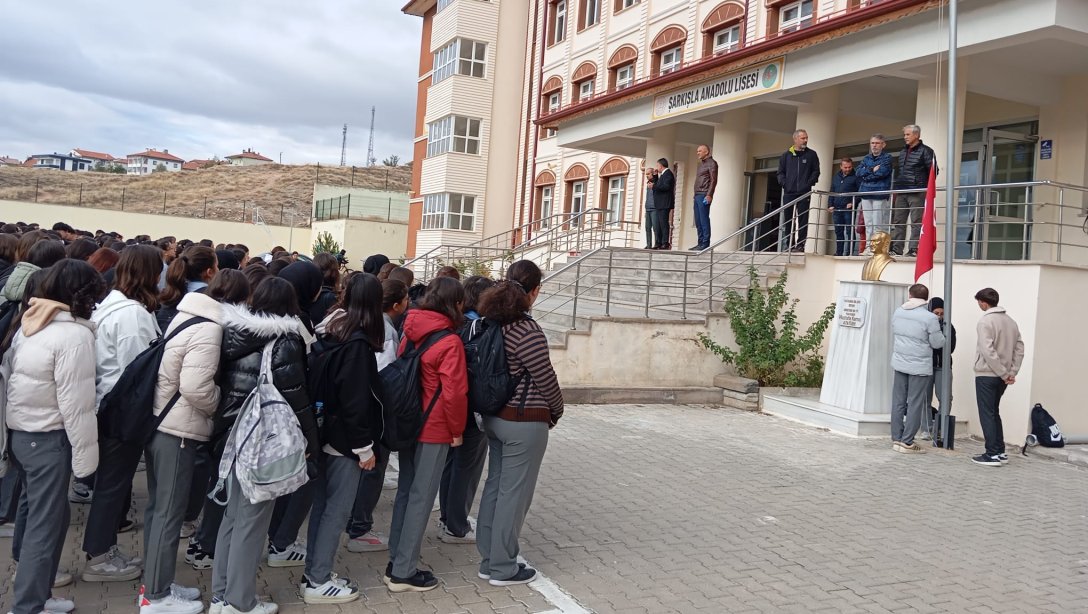 İlçe Milli Eğitim Müdürümüz Sayın Ekrem YURT, Valiliğimiz himayelerinde devam eden HEDEF-MİRAS Projesi kapsamında bugünkü mesailerine Şarkışla Anadolu Lisesinin İSTİKLAL MARŞI TÖRENİNE katılarak başladı. 