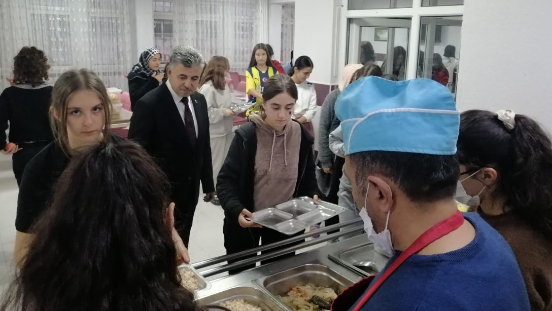 İlçe Milli Eğitim Müdürümüz Sayın Ekrem YURT, HEDEF MİRAS Projesi kapsamında Şarkışla İsmet Yılmaz Fen Lisesine bağlı Kız ve Erkek Öğrenci Pansiyonunda AKŞAM YEMEĞİNDE öğrencilerle bir araya geldi. 